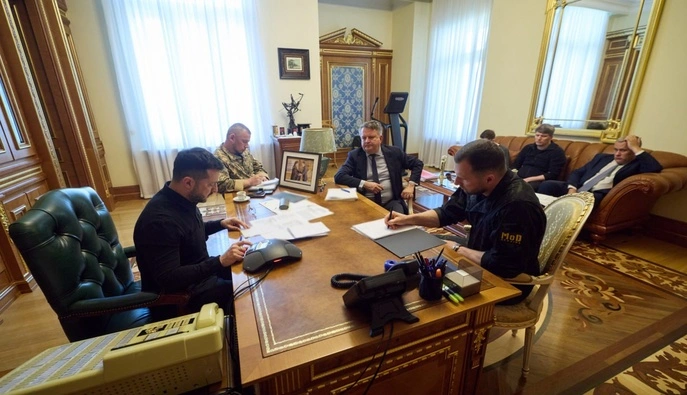 Зеленський домовився з Макроном про постачання французького обладнання та ракет