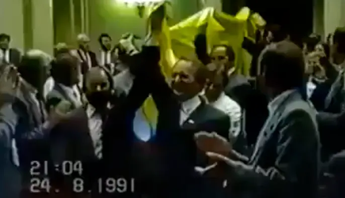 До незалежності залишалася доба — як в Україні ще боялися синьо-жовтого прапора