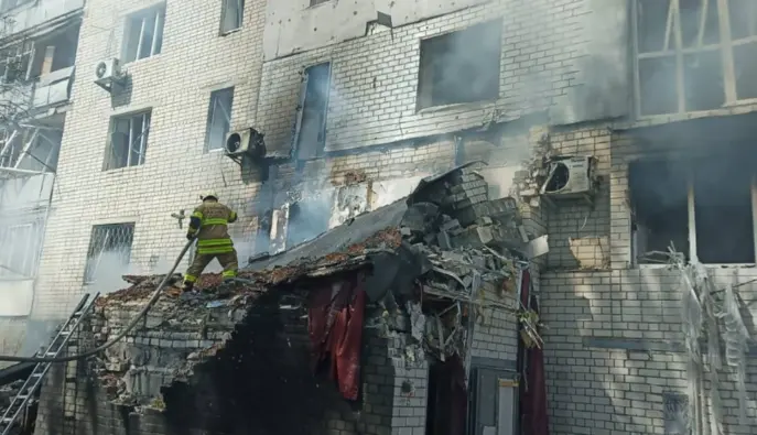 Россия атаковала многоэтажный дом в Чернигове с помощью дрона: вспыхнул пожар — первые подробности