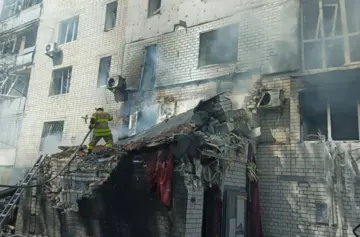 РФ атакувала дроном багатоповерхівку в Чернігові: спалахнула пожежа – перші деталі