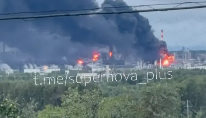 Силы обороны поразили НПЗ «Лукойла» в России: на заводе произошёл пожар