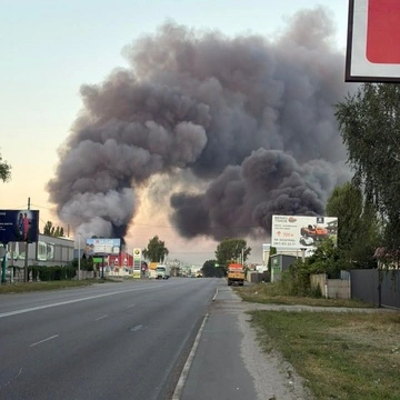На Київщині повторно вдарили по місцю пожежі – пошкоджено "Нову пошту"
