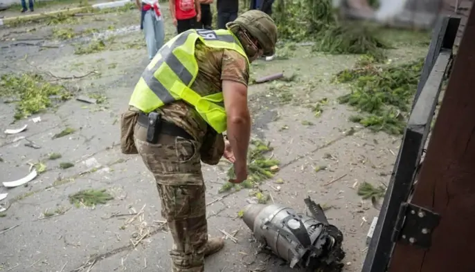 В Киеве обломки дрона упали на территории жилого комплекса