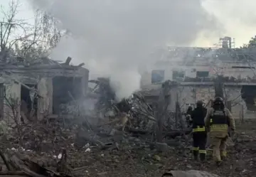 Росіяни скинули ФАБ-500 на Словʼянськ – зруйновано підʼїзд багатоповерхівки