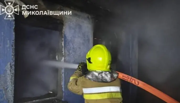 В Николаевской области из-за атаки РФ загорелся состав пищевой промышленности