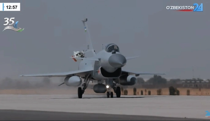 Китай передал Узбекистану первые истребители J-10CE