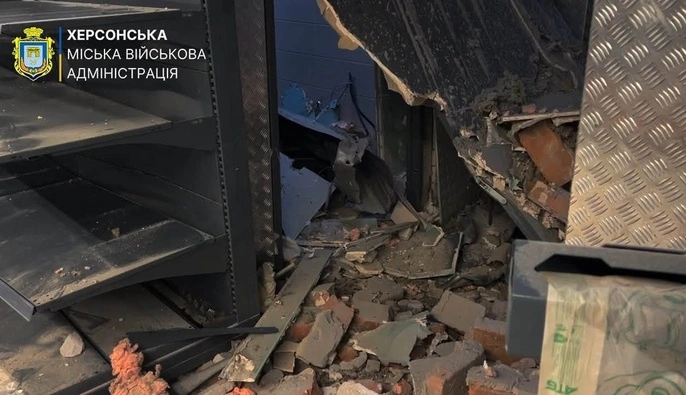 Росіяни атакували супермаркет у Херсоні: постраждала дитина