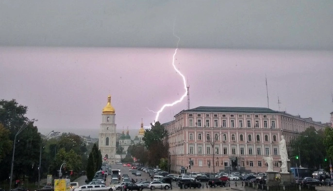 На Київ насувається гроза: Укргідрометцентр попередив про небезпечну погоду