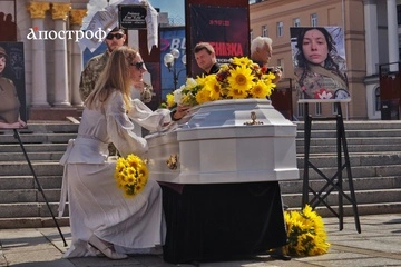 У Києві попрощалися з парамедикинею Євою Ройтер, яка загинула від російського удару — фото