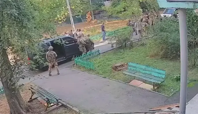 Появились новые кадры перестрелки между сотрудниками СБУ и ГУР в Киеве — видео