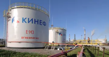 Второй по мощности НПЗ России остановился после атаки дронов