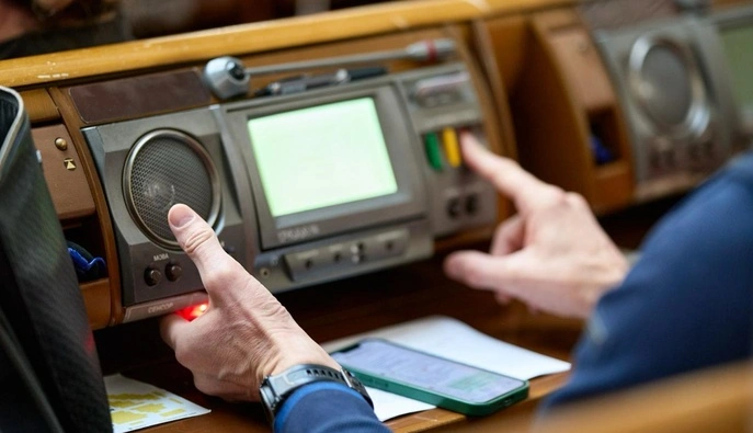 Рада лишила мандатов сразу двух «слуг народа» — о ком идет речь