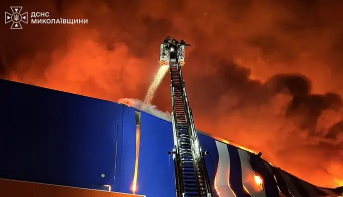 Росіяни неодноразово били по ТЦ у Миколаєві — рятувальники показали наслідки