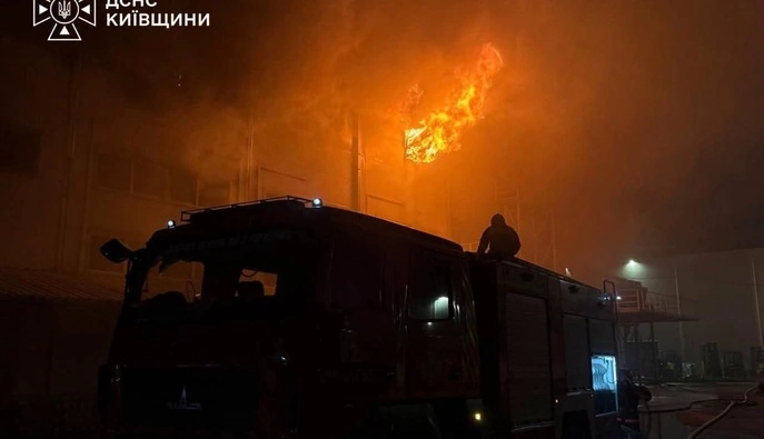 На Київщині російська атака пошкодила будинок і спричинила пожежі у трьох районах