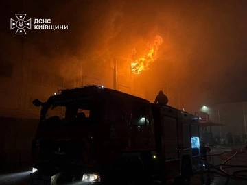 На Киевщине российская атака повредила дом и повлекла за собой пожары в трех районах