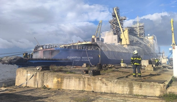 У Санкт-Петербурзі загорівся криголам "Адмирал Макаров", який перебуває на ремонті