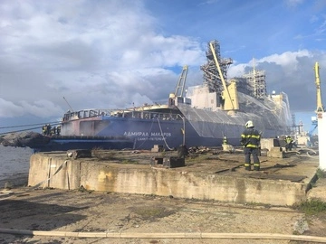 У Санкт-Петербурзі загорівся криголам "Адмирал Макаров", який перебуває на ремонті