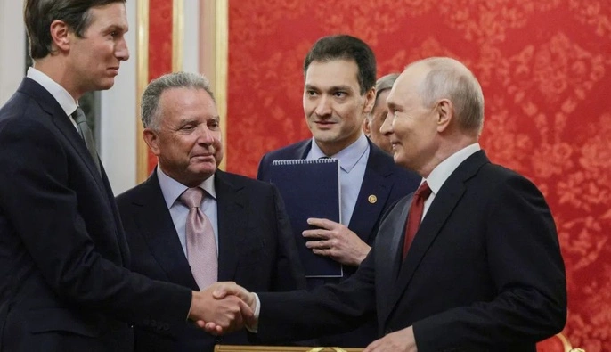 Bloomberg: Путін висуває ще жорсткіші вимоги щодо завершення війни на тлі візиту спецпосланців США
