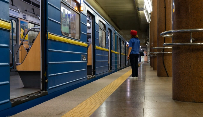 Київський метрополітен замовив 3,6 тис розкладних стільців для розміщення пасажирів під час повітряних тривог