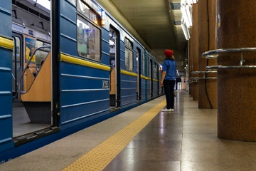 Київський метрополітен замовив 3,6 тис розкладних стільців для розміщення пасажирів під час повітряних тривог