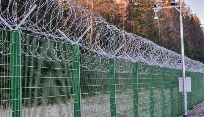 Финляндия завершила строительство забора на границе с Россией