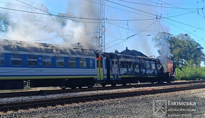 Росіяни вдарили дроном по пасажирському потягу на Харківщині: скільки людей постраждало
