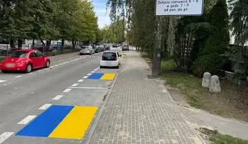 Синьо-жовті паркомісця спричинили скандал у Польщі — до чого тут українці