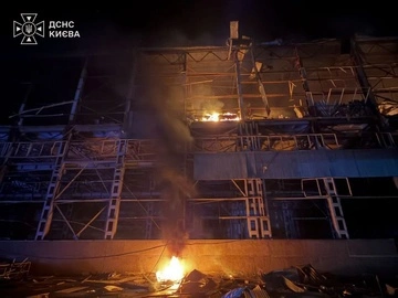 Россия вновь нанесла удар по Киеву: в Голосеевском районе загорелось здание