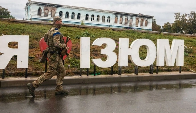 В Изюме военные помогают восстанавливать город после российской оккупации: детали