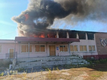 ГСЧС: РФ атаковала здание культуры на Харьковщине, спровоцировав пожар