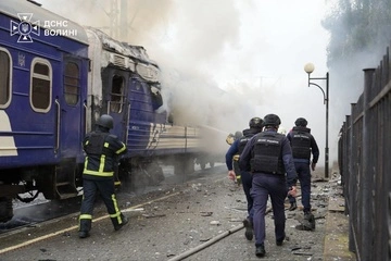 ДСНС показала наслідки удару РФ по Луцьку, де загорілися вагони потяга