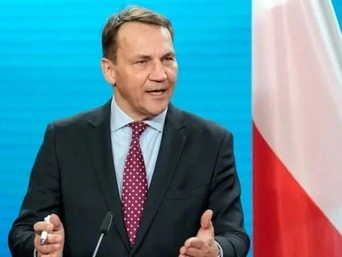 Польща могла б швидко перемогти Росію у разі прямого нападу — Сікорський