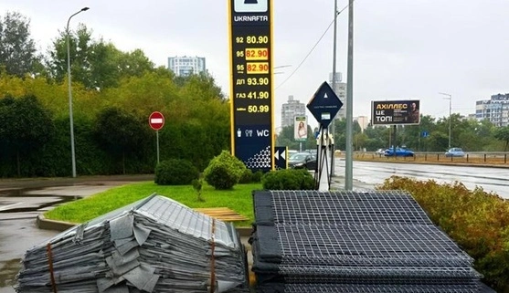 Укрнафта розпочала монтаж захисних споруд навколо своїх АЗС у Києві