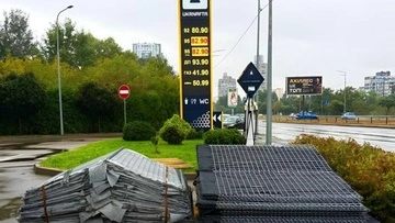 Укрнафта розпочала монтаж захисних споруд навколо своїх АЗС у Києві