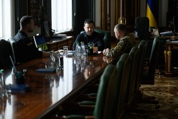 Перехоплювачі реактивних дронів: Зеленський обговорив із Хмарою та Драпатим прискорення випуску