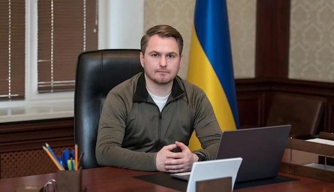 Жена генпрокурора Кравченко также уехала за границу: что о ней известно