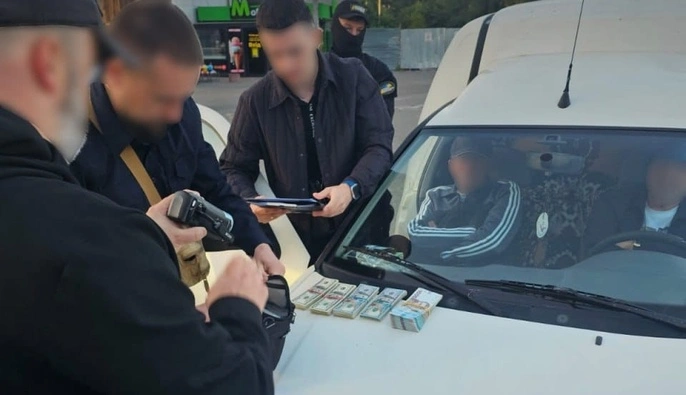 €75 тисяч хабарів і "відкати": НАБУ на Тернопільщині викрило податківців
