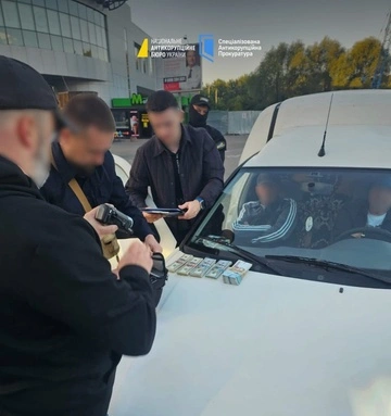 €75 тысяч взяток и "откаты": НАБУ на Тернопольщине разоблачило налоговиков