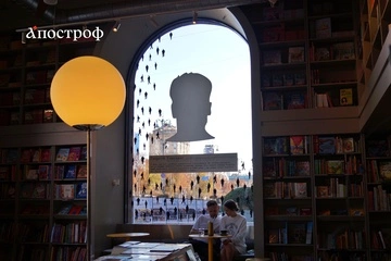 26 років після трагедії: у книгарні "Сенс" у Києві з’явилася вітрина із силуетом Гонгадзе — фоторепортаж