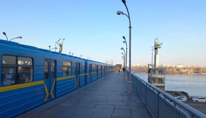 Чому наземна ділянка червоної гілки метро у Києві не працюватиме навіть у "жовту" тривогу: пояснення КМДА