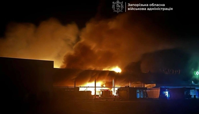 В Запорожье после удара горел торговый центр «Амстор» — видео последствий