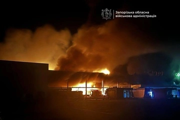У Запоріжжі після удару горів торговельний центр "Амстор" – відео наслідків
