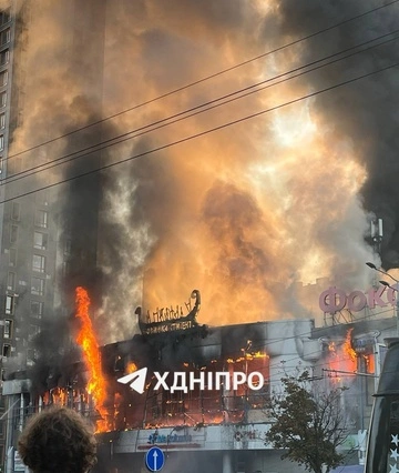 Россия атаковала торговый центр в Днепре: вспыхнул пожар
