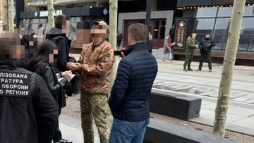 У Дніпрі військовослужбовця ТЦК затримали через одержання хабаря