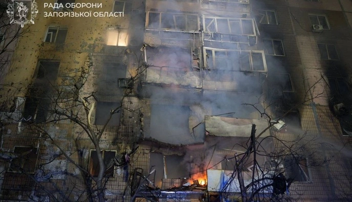 Запорожье пережило новую атаку дронов: повреждены дома, торговый центр и учебное заведение