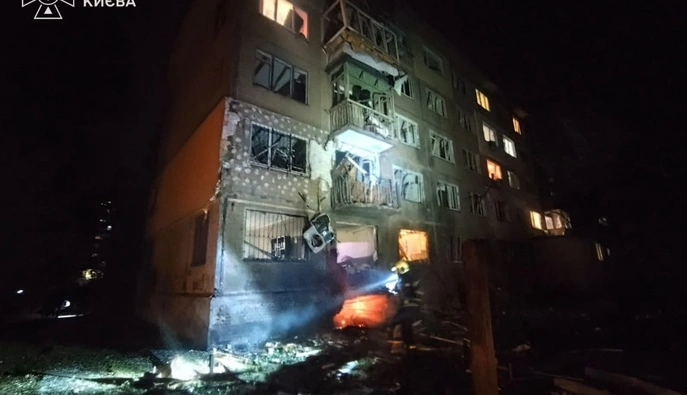 У Києві після атаки зруйновано частину п’ятиповерхівки: є постраждалі