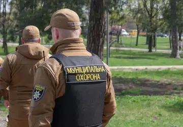 Протесты на Теремках: "Муниципальная охрана" могла повредить одной из активисток руку - полиция начала проверку
