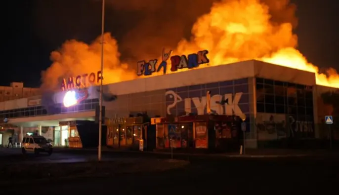 Росіяни завдали удару по черговому торговельному центру у Запоріжжі: горить дах