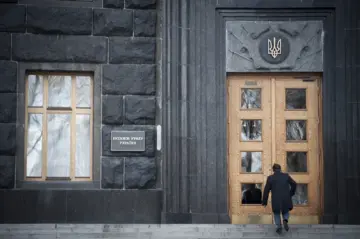 Уряд не може просто зупинити виплати: в АМУ пояснили причину