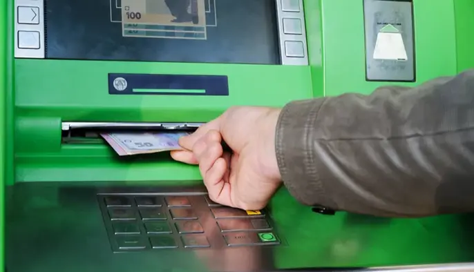 Зняття готівки з картки у жовтні: скільки можна отримати без комісії
